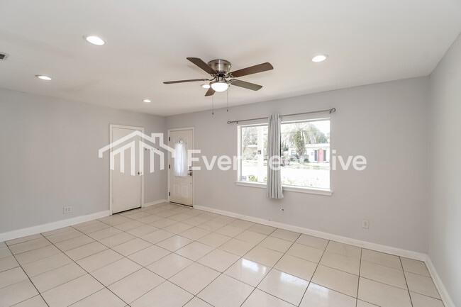 Photo - 2835 Belair Rd W