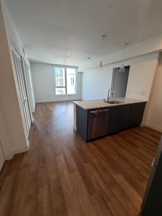 Photo - 2880 James M Wood Blvd Unidad 525