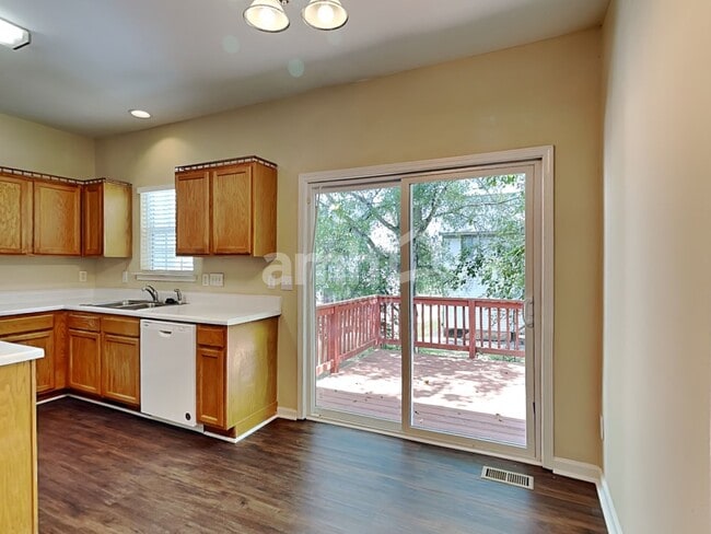 Photo - 616 Hanska Way