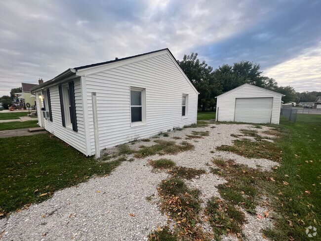 Building Photo - Newly Remodeled Home for Rent in Moline