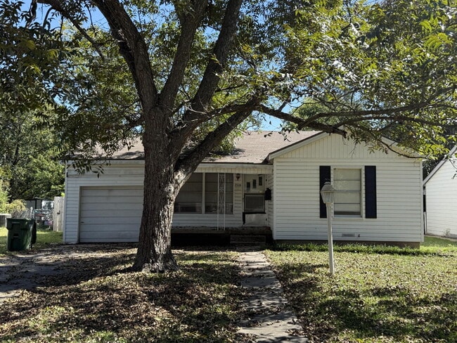 Building Photo - 3920 Maple Ave