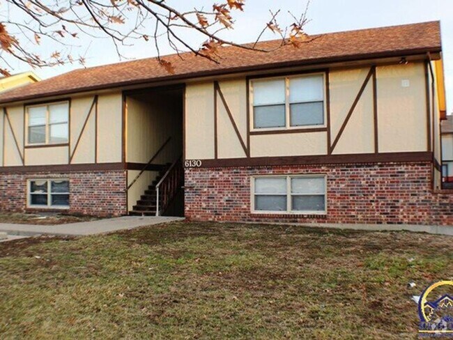 Building Photo - 2 bedroom apartment washer dryer hookups Unit C