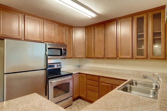 Building Photo - 3715 Tallyho Dr Unit 3715 Tallyho Dr #89