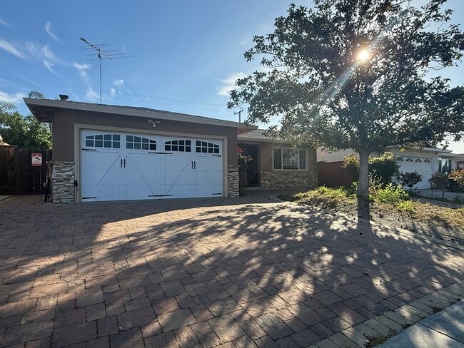 Building Photo - Cozy 3 Bedroom 2 Bath home located conveniently in San Jose