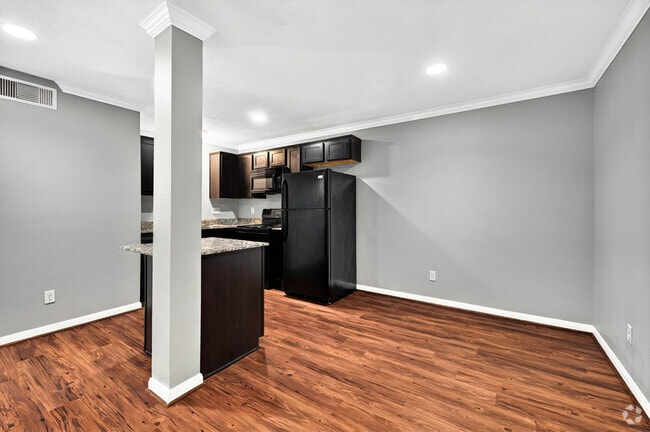 2BR, 1BA - 775SF - Kitchen/Dining Room - 835 Heights