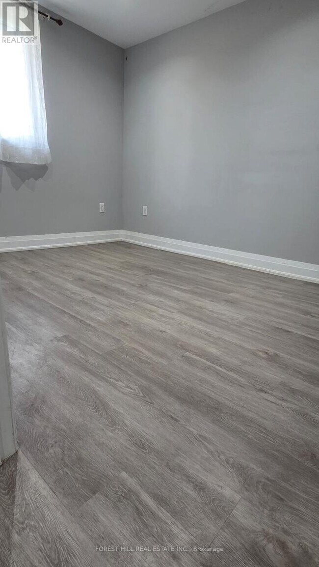 Photo - 181 North Service Rd E