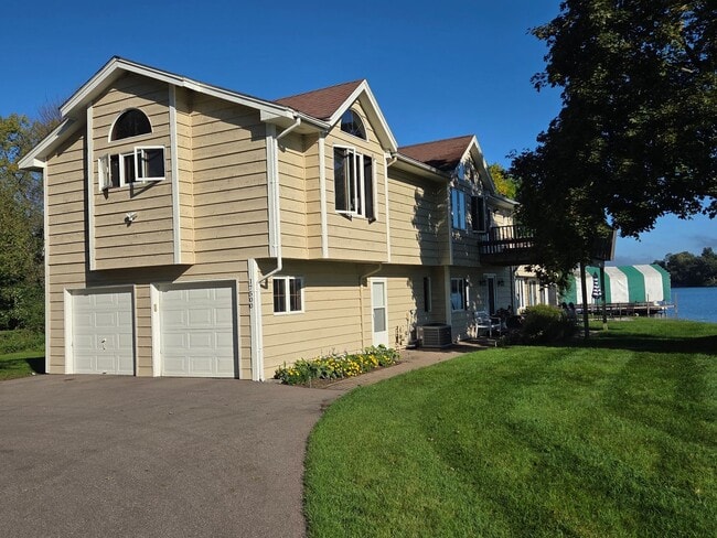 Building Photo - Lake Minnetonka Lakeshore!!