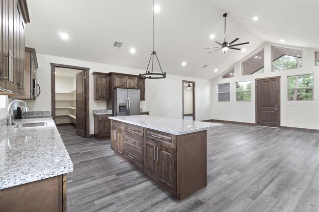 Photo - 140 N Retreat Dr