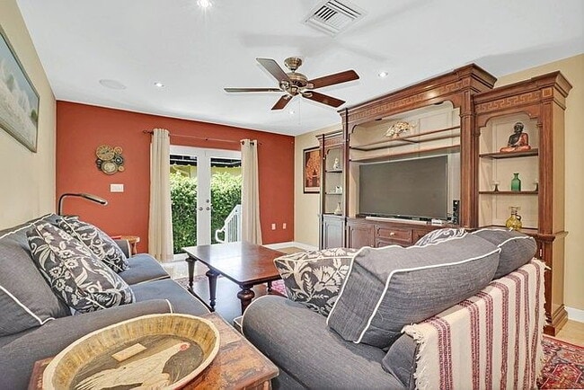 Building Photo - "Charming 2-Bed Oasis with Elegant Finishe...