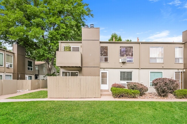 Building Photo - Cozy Garden-Level Condo with Park Views Unit 7C