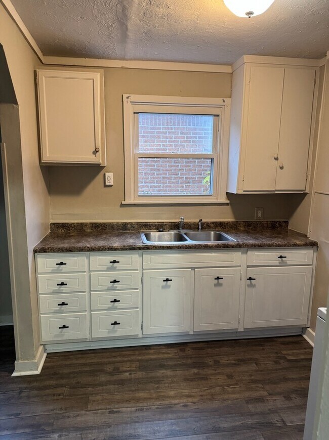 Photo - 1024 Leslie St