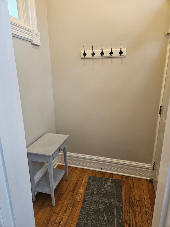 Bonita entrada, esta unidad es solo - 3249 N Lakewood Ave Unidad 1