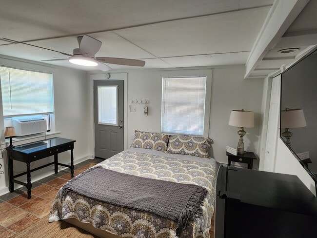 Photo - 1308 E Washington Ave Unit 1