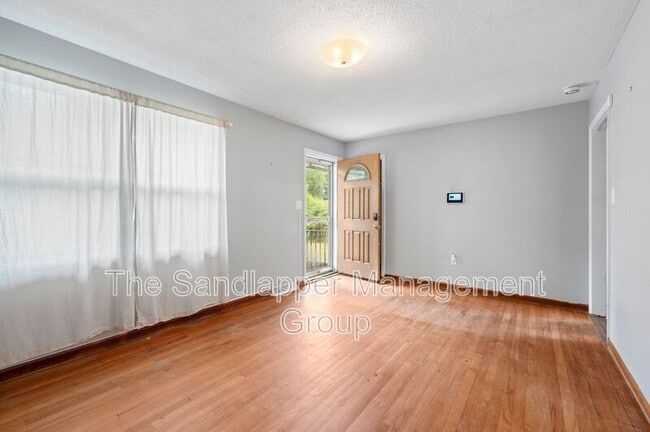 Photo - 7673 Barclay Ave