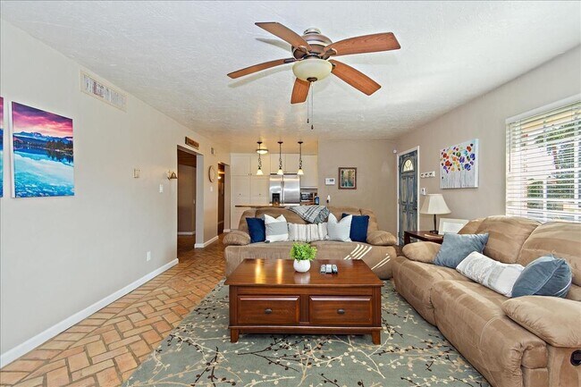 52637 Avenida Villa
