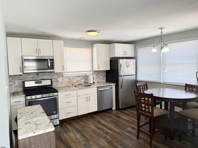 Building Photo - 225 West Ave Unit 2nd flr R