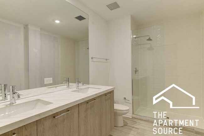 Photo - South Loop 3 bed 2 bath -- Updated Kitchen, HUGE Floorplan, Large Patio Unidad 206