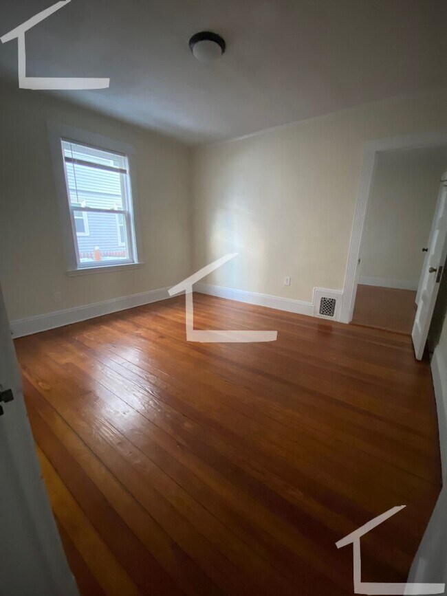 Photo - 9/1 Spacious 1BR with EIK, heat inc, eleva...