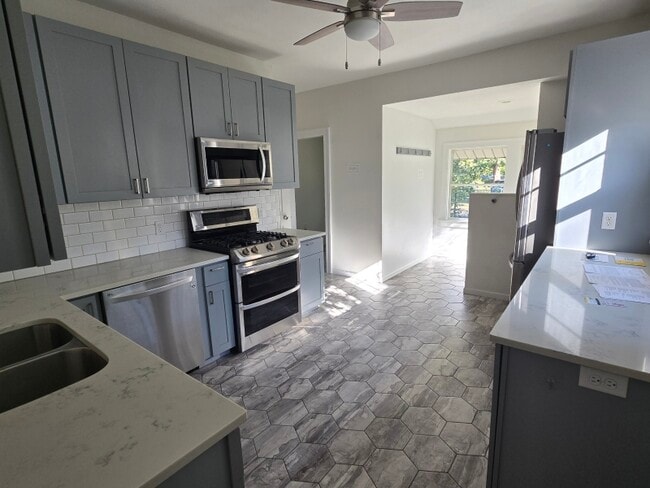 Building Photo - 3011 17th Ave S