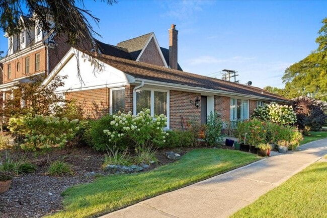 Building Photo - 3 bedroom in Park Ridge IL 60068 Rental