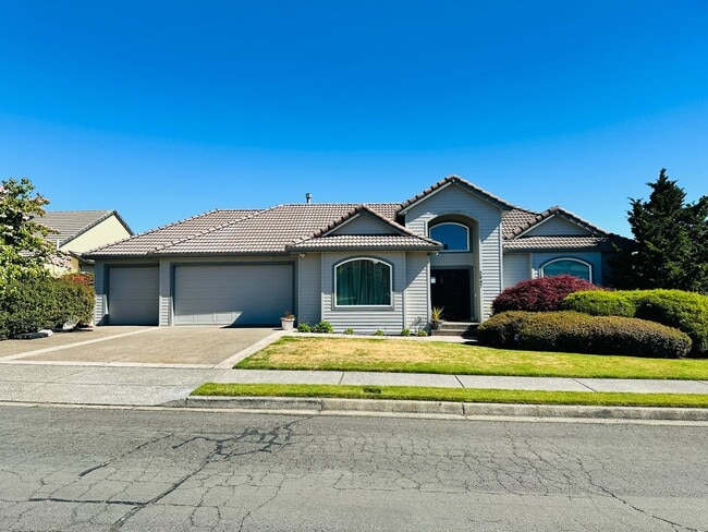 Building Photo - Stunning Custom Camas Home