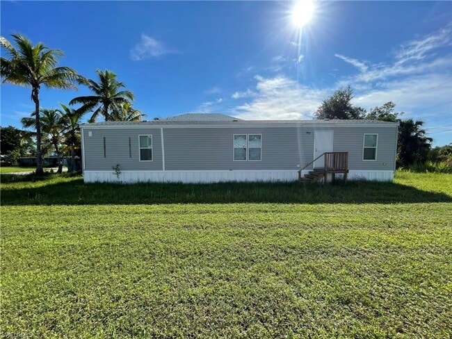 Building Photo - Naples 3/2 updated home