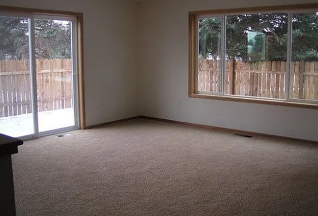 Photo - Charming 3-Bdr/2.5 bath located just blocks from Sisters Elementary School!