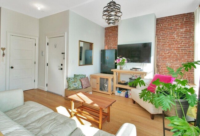 Photo - 71 S Broadway