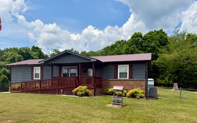 Building Photo - Loudon 37774 - COMING SOON! Available  by June 15th! 3 bedroom, 1 bath home - Contact Linda Meese...