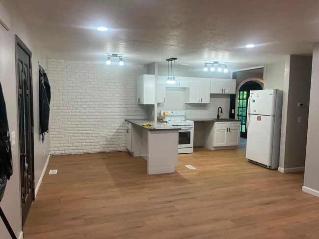 Photo - 7004 Roe Blvd