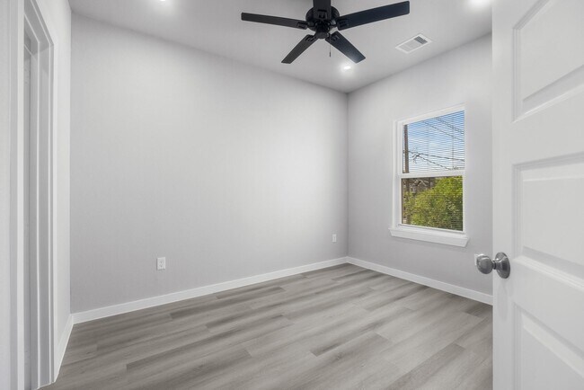 Photo - 8153 Tate St