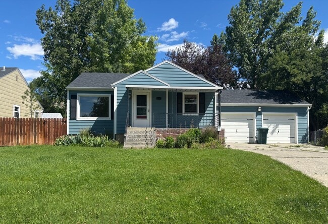 Building Photo - 3 bedroom 2 bath home centrally located!