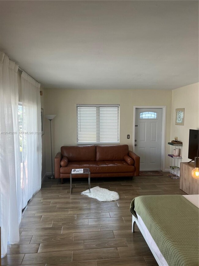 Photo - 7720 Harding Ave Unidad 8