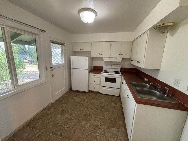 Building Photo - 802 N 20th Ave Unit Huegel - 802 1/2 N 20th Ave Rental