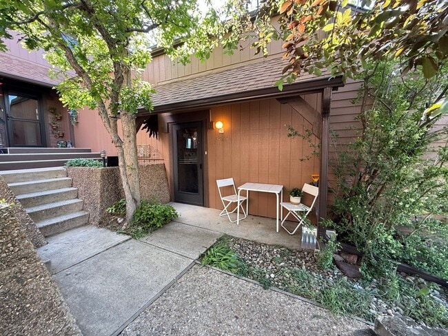 Building Photo - Spacious End-Unit Townhome in Scenic Shanahan Ridge