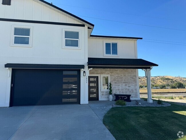Building Photo - 4 bedroom, 2.5 bathroom university area - ... Rental