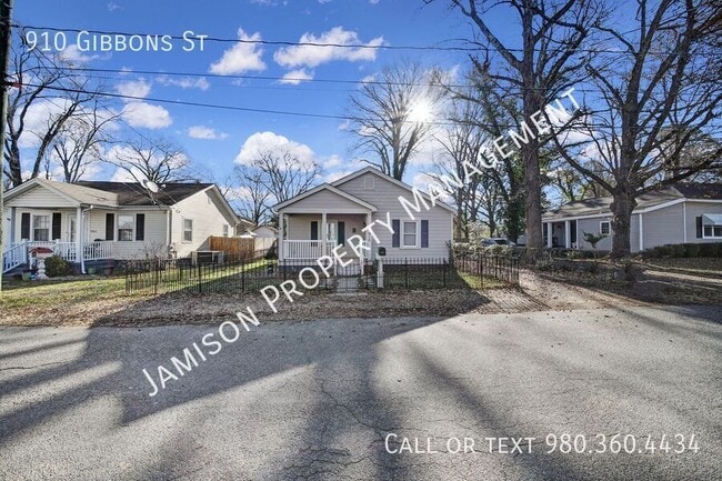Photo - 910 Gibbons St
