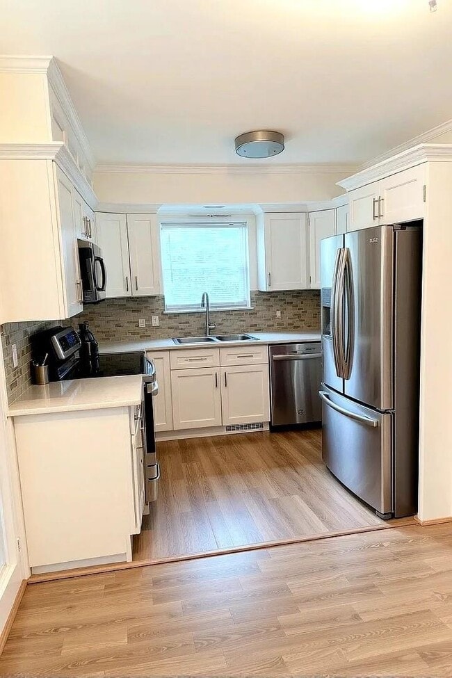 Photo - 418 W 259th St