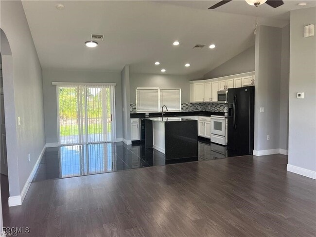 Photo - 2910 25th St W