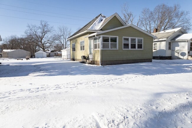 Building Photo - UPDATED 3 Bedroom 1 Bathroom single family home