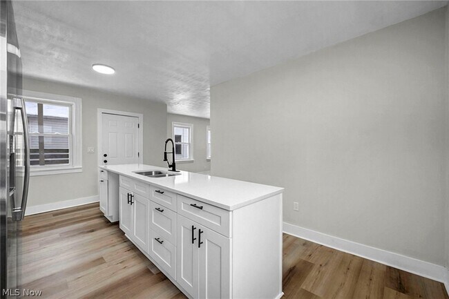 Photo - 1939 W 54th St