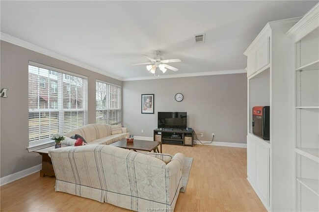 Photo - 801 Luther St W Unidad 203