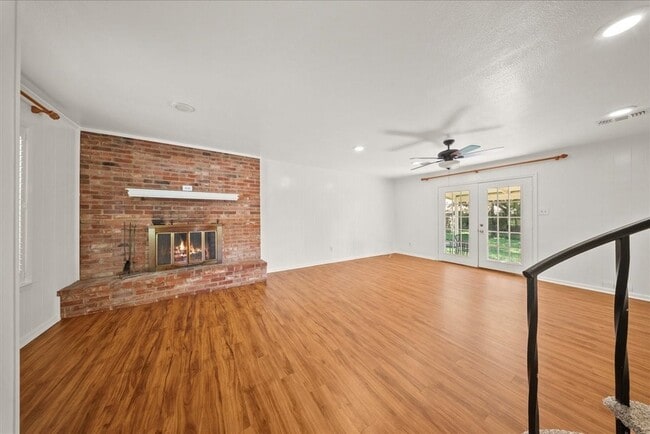 Photo - 421 Forrest Ln