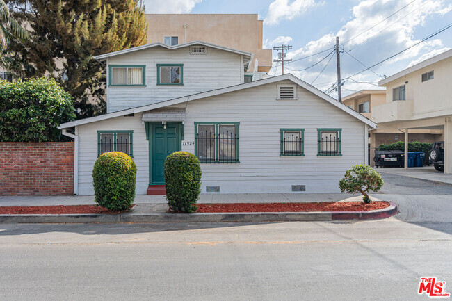 Building Photo - 11924 Rochester Ave Rental