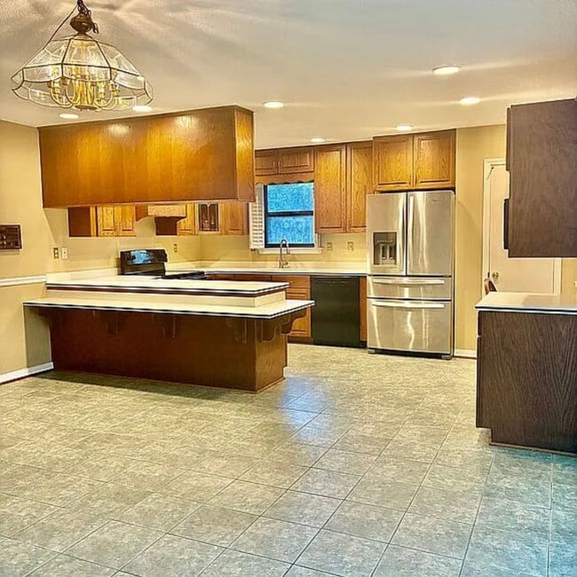 7221 Lakewood Rd
