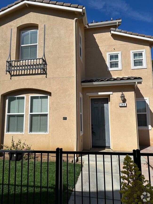 Building Photo - 3 bed + Loft / 3.5 bath in Placentia, Ora...