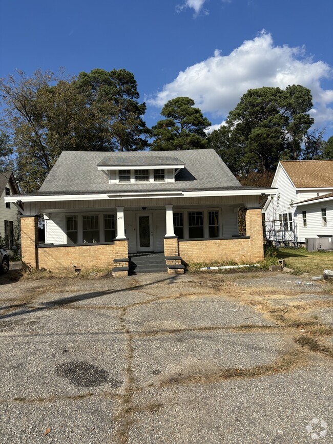 Building Photo - 218 Pine Bluff St Rental