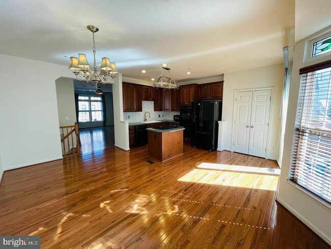 Photo - 708 Scarburgh Way