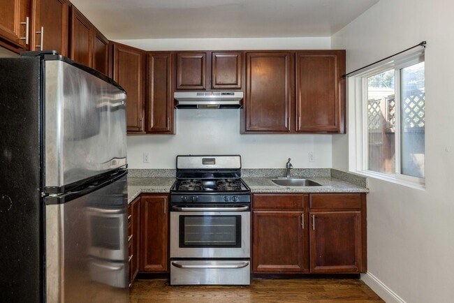 Photo - UPDATED, Spacious 1BR! DECK! STAINLESS APPLIANCES! HARDWOOD! Unidad 736