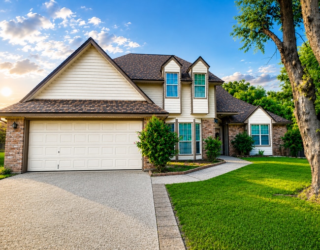 Building Photo - AVAILABLE NOW; APPLY ON OUR WEBSITE TODAY!!